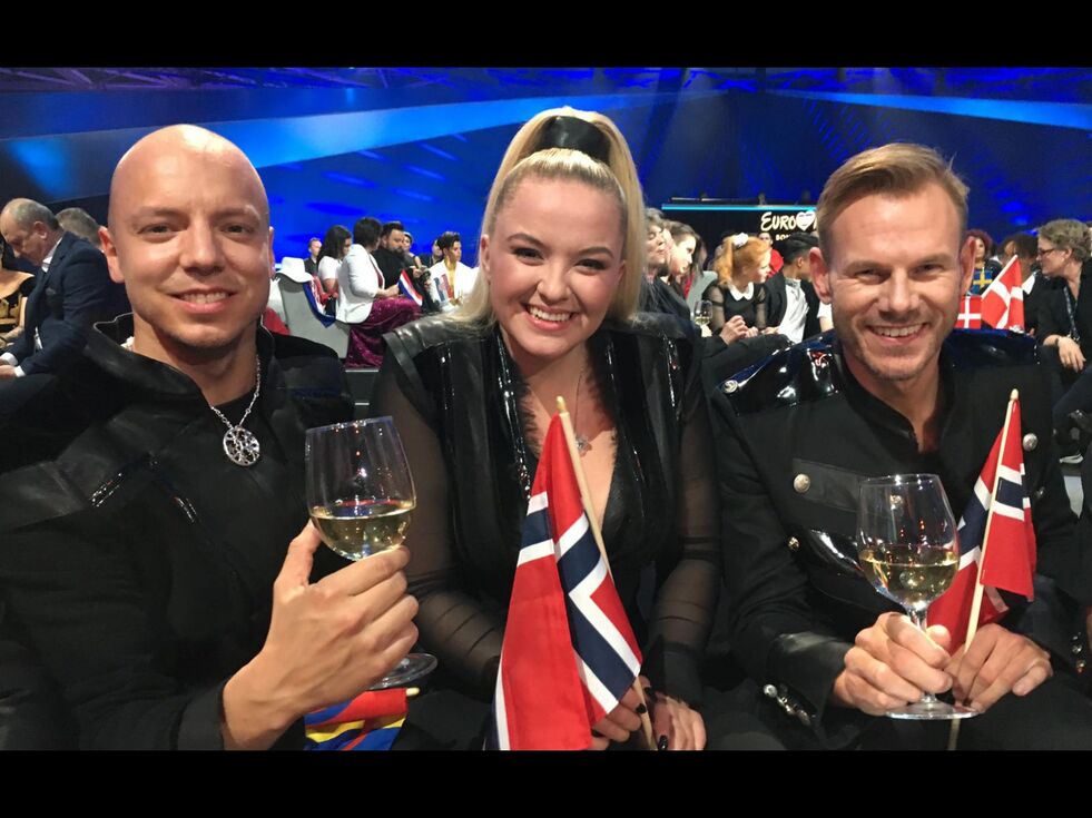 VENTER: KEiiNO var godt fornøyd med fremførelsen av sitt bidrag kunne de fortelle fra bakrommet, eller green room, som det heter på fagspråket i Eurovision Song Contest.
 Foto: Stig Karlsen