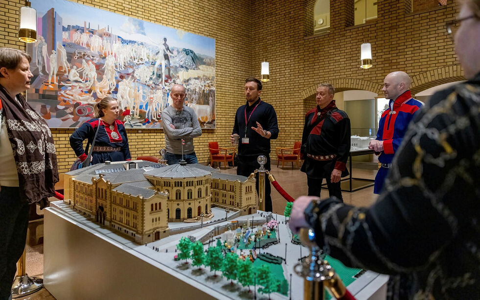 Sametingets plenumsledelse får se på legoversjonen av Stortinget.
 Foto: Stortinget