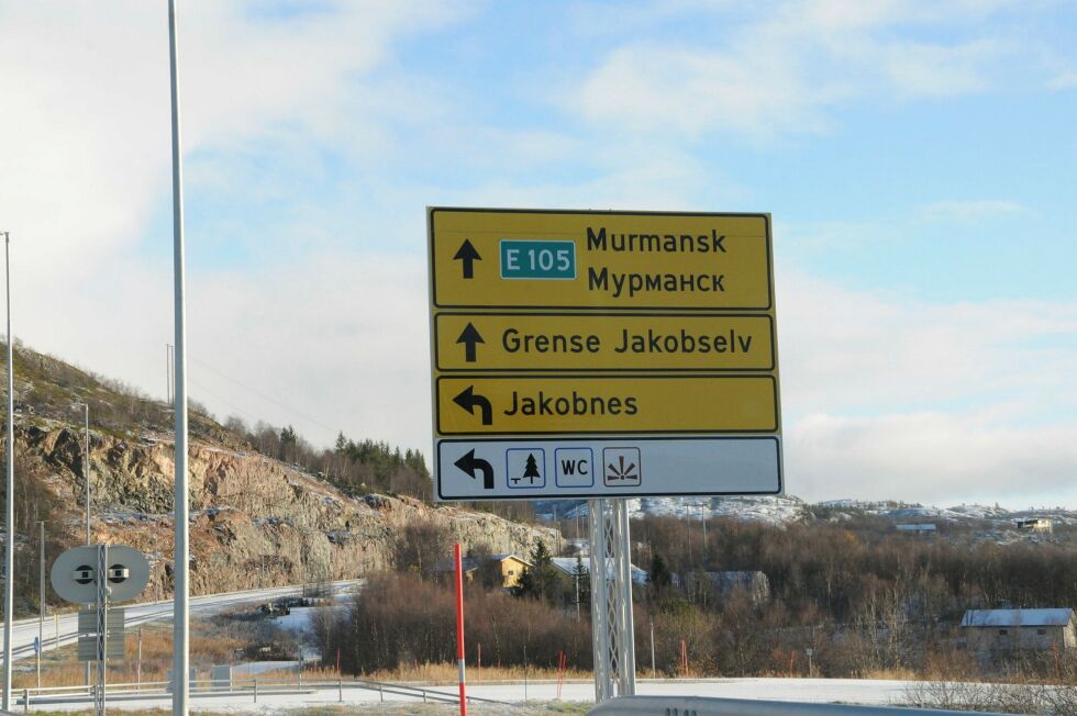 I rundt tre år har det mangla en -s- i Jakobsnes på dette skiltet ved E105 på Elvenes. Nå lover vegvesenet at det skal fikses. Foto: Hallgeir Henriksen
