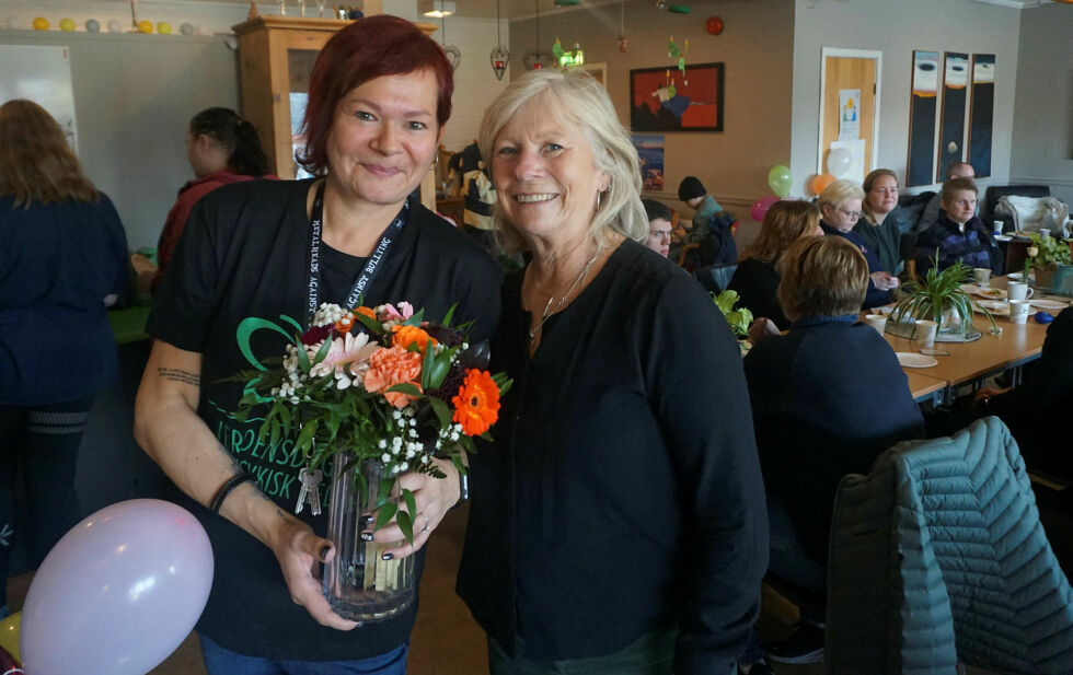 Elin Thormeyersdatter (til venstre) fikk blomster av Nordkapp-ordfører Trudy Engen under markeringen av Verdensdagen for psykisk helse.
 Foto: Geir Johansen