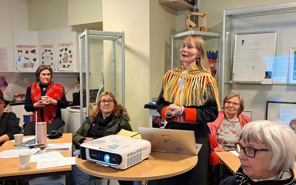 – Det er ikke noe The Voice altså, sa Lill Tove Fredriksen spøkefullt, før hun framførte litt fra sangene til glede for tilhørerne.
Foto: Liss Beth Gjertsen Nyby