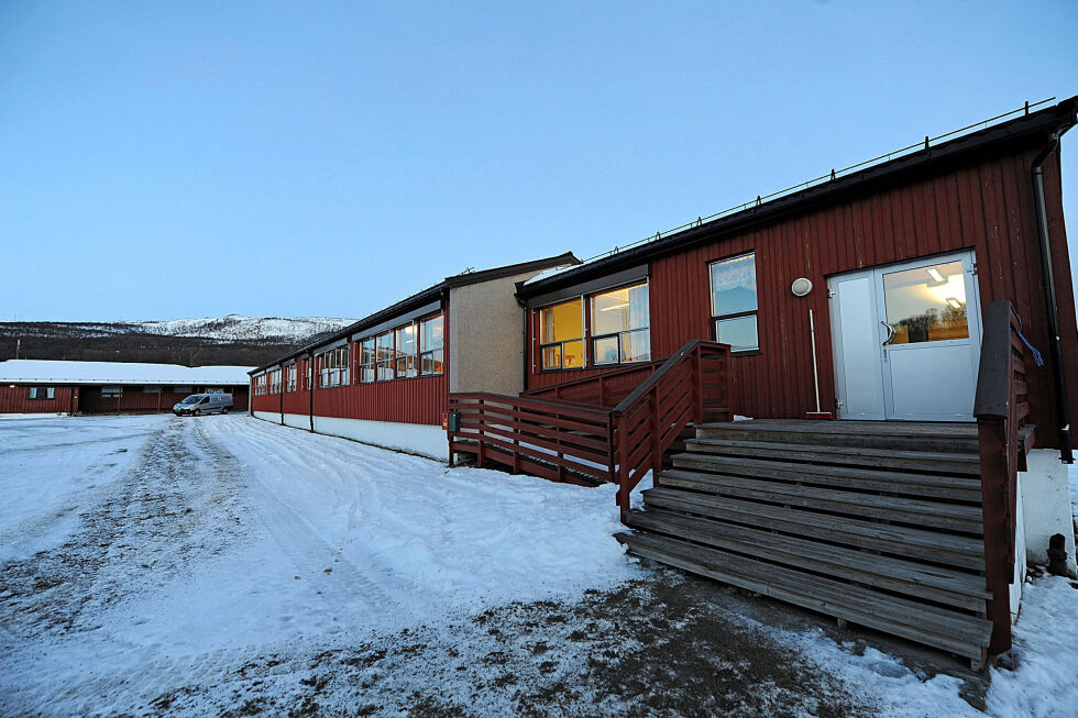 Moren trodde det skulle være bra for barna å gå på en liten skole som Billefjord sjøsamiske oppvekstsenter. 
– Det viste seg å være helt motsatt, sier tobarnsmoren.
 Foto: Arkiv