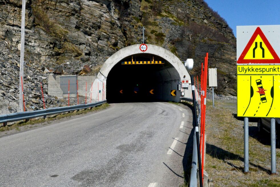 Dagens tunell tilfredsstiller ikke tidens krav. Tunellen, som ble åpnet i 1968 er 2.920 meter lang. I 2022 skal den nye Skarvbergtunellen være klar til gjennomfart, 3.470 meter lang, bredere og mer trafikksikker.
 Foto: Arkiv