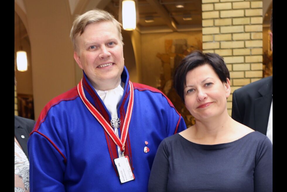 Arbeiderpartiets gruppeleder på Sametinget, Ronny Wilhelmsen og Tana-ordfører Helga Pedersen.
 Foto: Arbeiderpartiet