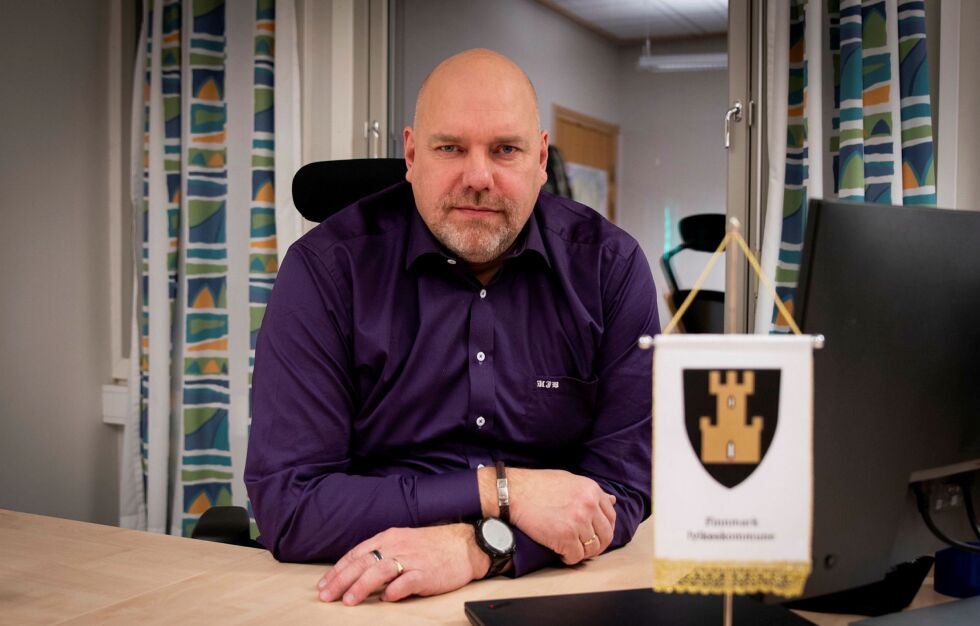 –Det føl­ger in­gen fle­re flyv­nin­ger med i den nye av­ta­len, kun en jus­ter­ing av elen­dig­he­ten, sier fyl­kes­ord­fø­rer Hans-Ja­cob Bønå om justeringen av FOT-rutene.
 Foto: Finnmark fylkeskommune