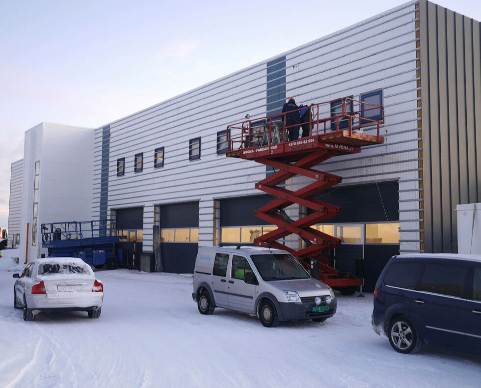 Formannskapet skal i sitt møte 26. juni ta stilling til om Nordkapp kommune skal kjøpe eiendommen Pynten 7 på Klubben og bygningen som rommer kommunens brannstasjon.
 Foto: Geir Johansen