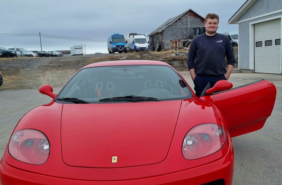 Erik har erkjent at bakkeklaringa bør være litt høyere når han kjører på finnmarksveier. – Jeg skal heve den litt, sier han om sin nye sportsbil.
 Foto: Torbjørn Ittelin