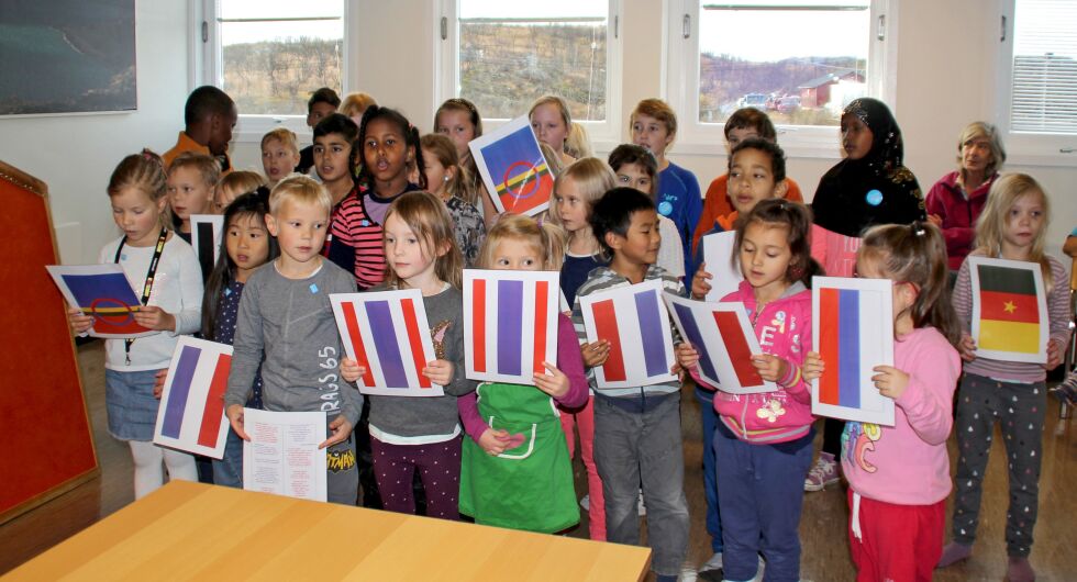 Elever fra 1. til 4. klasse ved oppvekstsenteret sørget for sang til politikerne under torsdagens kommunestyremøte.
 Foto: Torbjørn Ittelin