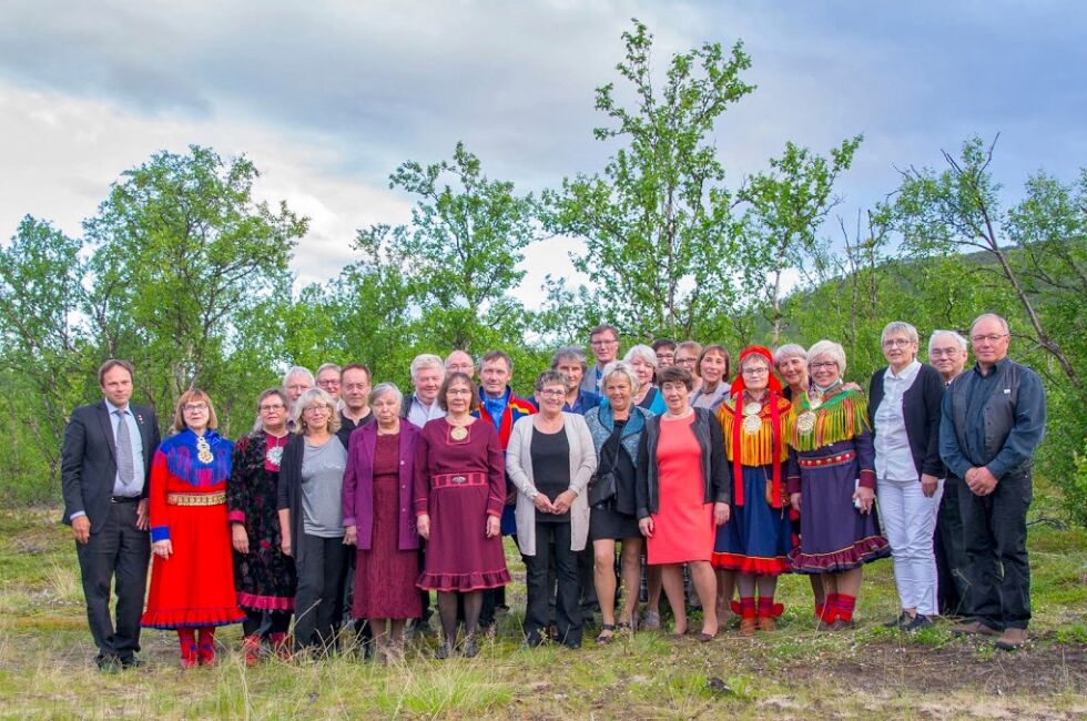 den gamle avgangsklassen:
Bak fra venstre: Jon Einar Hirsti, Helge Samuelsen, Arne Skjåvik, Viktor Breivik, lærer Kjell Ballari, Leif Varsi, Åge Anthi, Terje Bernt Fossheim, Anny Henriette Ravna, Thorild Margrethe Kollstrøm, Karin Adele Sæther (Astrup), Magnhild Pettersen, Jorunn Sundstrøm (Kristoffersen), lærer Harald Smette. 
Foran fra venstre: Ordfører Frank Martin Ingilæ, Kirstin Biti Johansen, Elin Mary Sabbasen, Ranveig Hoholm (Lanto), Bodil Margrethe Mikkonen (Hansen), Annbjørg Johansen (Trosten), Emma Søfting (Noste), Solbjørg Jessen, Sonja Pettersen (Tobiassen), Sonja Guttorm, Astrid Nilsen, Edel Jorun Kollstrøm (Lanto), Erling Mathisen
 Foto: Privat