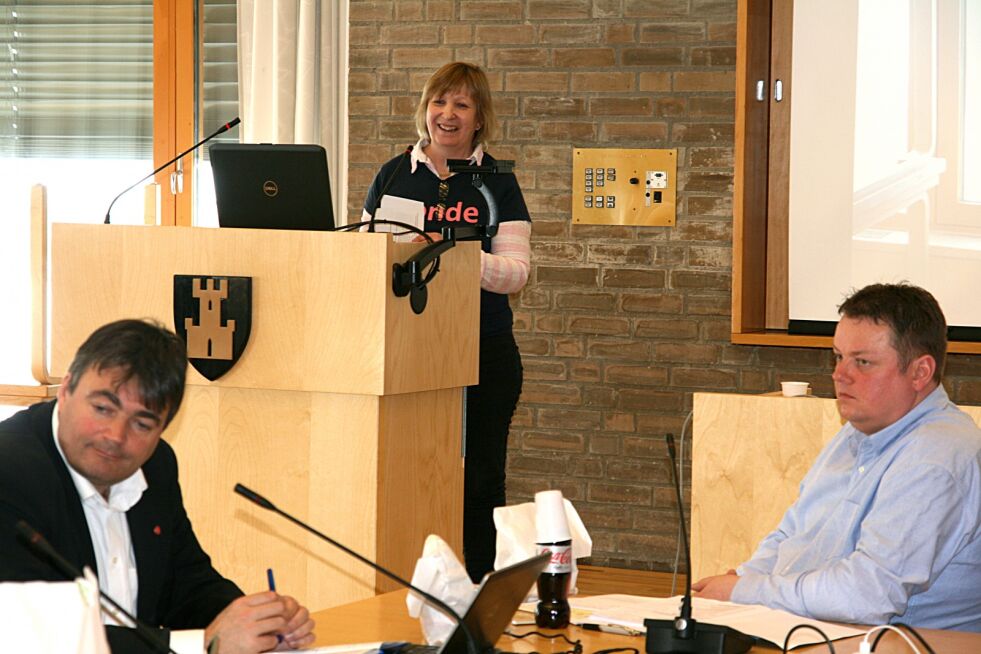 Fra talerstolen kom bondelagsleder Grete Liv Olaussen med et «frieri» til politikerne, blant dem Aps Remi Strand (til venstre) og fylkesordfører Runar Sjåstad.
 Foto: Bjørn Hildonen