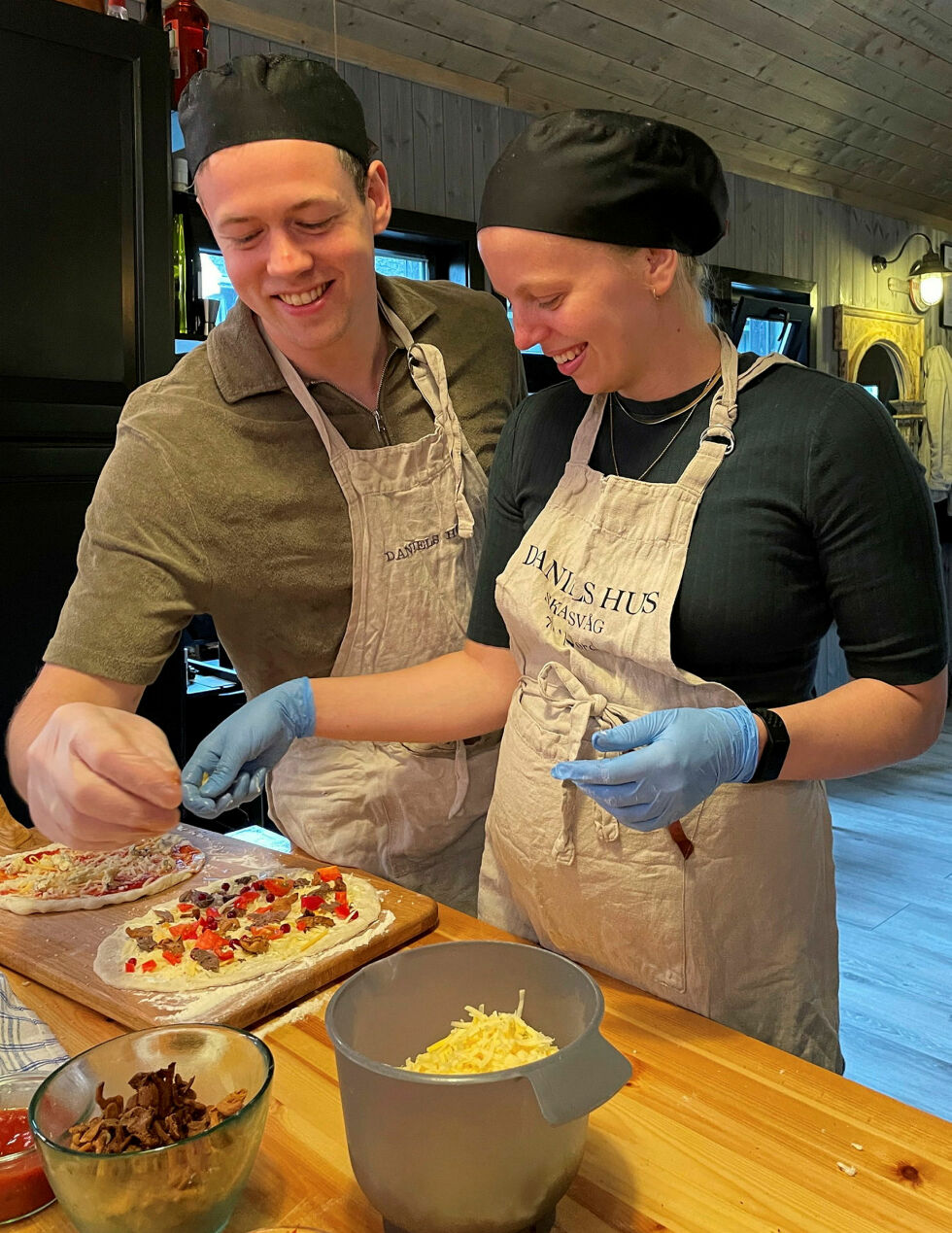 Edvard og Cecilie sørger for at lokale råvarer kommer på pizzaen som skal stekes i den vedfyrte ovnen til Daniels Hus.
 Foto: Emma Gunnarsson