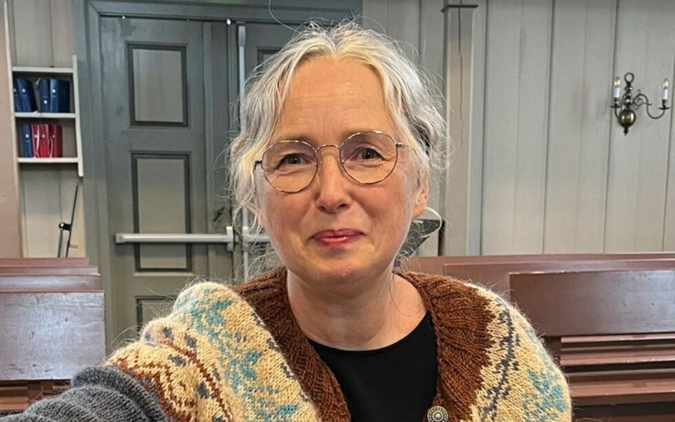 Kapellan Jill Sæterbø Kjølaas ved Elverhøy kirke.
 Foto: Elin Wersland