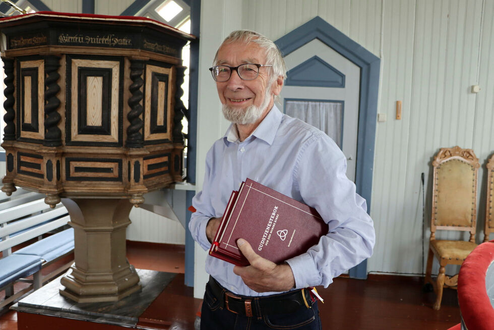 Pensjonert prest Yngve Skarpsno Solaas som for tida er vikarprest i Vardø, stilte opp og holdt en improvisert gudstjeneste i Nesseby kirke.
 Foto: Mari-Ann Nilssen