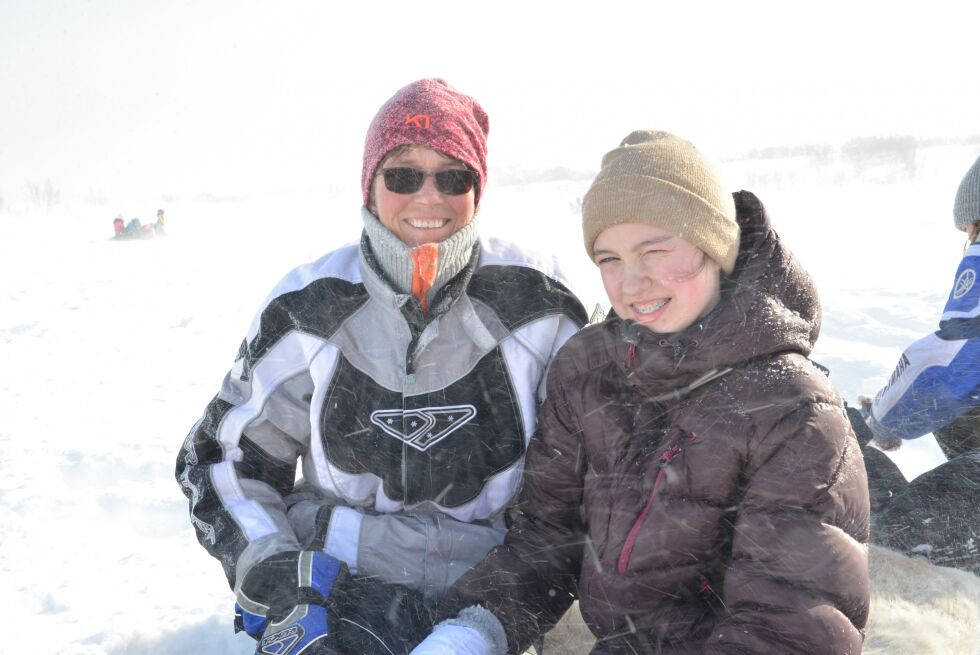 Camilla Fure Pettersen og Kathrine Fure nyter påsken på hytta i Olderfjord. Litt ruskevær mellom solbygene på Helandervann var bare kos.
 Foto: Frida Persen