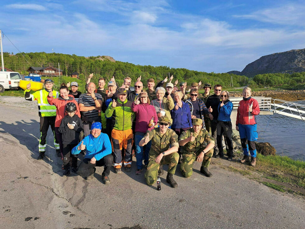Her poserer en sliten, ivrig og fornøyd dugnadsgjeng for grillinga ved Lerøys anlegg i Lanabukt.
 Foto: Privat