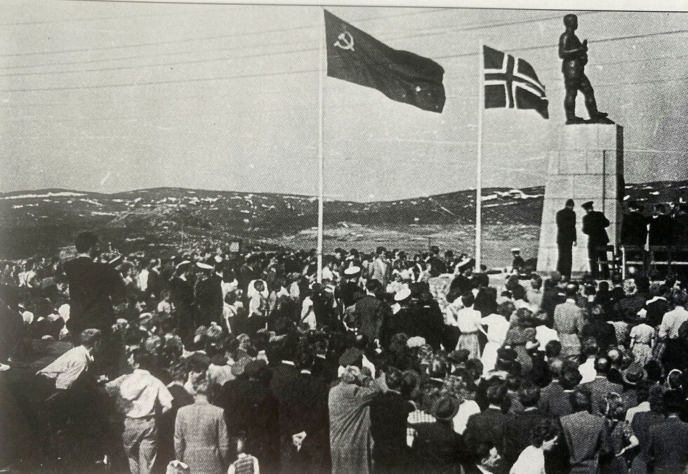 Det var mange som ville være med på avdukinga av frigjøringsmonumentet eller russermonumentet i Kirkenes 8. juni 1952.
 Foto: Sør-Varanger museum