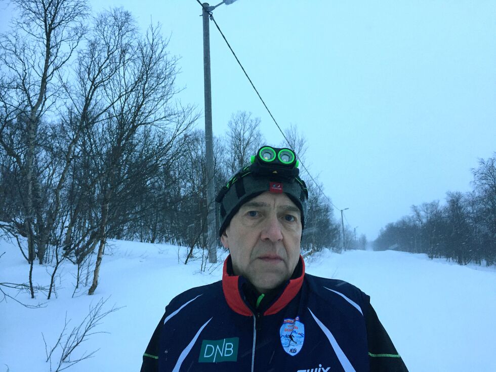 Trond Michelsen finner det ufattelig at det mangler førti lyspunkter i lysløypa mellom Kirkenes og Bjørnevatn, etter at det ble satt opp nye stolper og armaturer for to, tre år siden til 4,5 millioner kroner.
 Foto: Hallgeir Henriksen