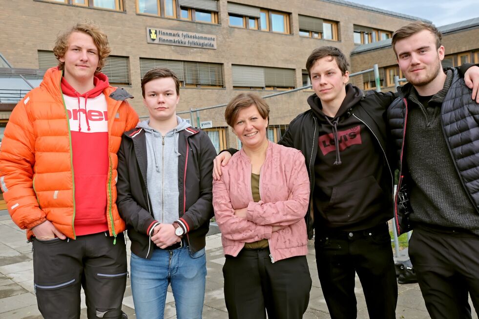 Her er delegasjonen fotografert foran fylkesbygget. Fra venstre Jardar Gjertsen fra Lier, Karl Hermann Kristiansen fra Kiberg, lærer Helga Pedersen samt Emil Basso og Fredrik Iversen, begge fra Vadsø.
 Foto: Bjørn Hildonen