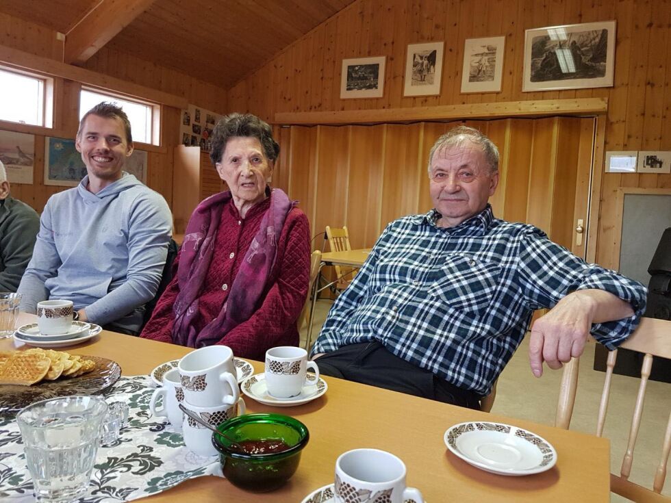 PÅ KAFÈ: Ole Henrik Somby (Frisklivssentralen) gjestet Vestertana til helsetreff og kafé. Her traff han på både Kristine Sabbasen og Reidar Larsen.
 Foto: Frivilligsentralen