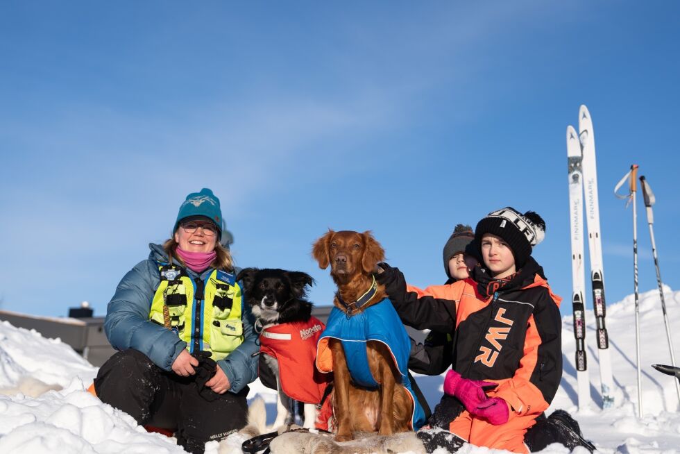 Noah foran (t.h.) og lillebror Tobias Johannesen sammen med redningshundene Papaya og Ginny. Tonje Halvari er eier av hundene og hundefører (t.v.).
 Foto: Therese Norman Andersen