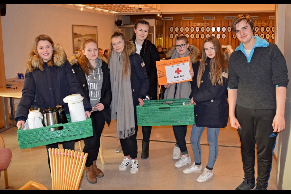 En del av 10. klasse ved Tanabru skole solgte kaffe, vafler og boller til kommunestyrerepresentantene i Tana torsdag. Fra venstre: Lisa Mathilde Wallin, Ronja Pettersen Remso, Henriette Skytterstad Arntzen, Malen Tapio Hammer, Rebekka Søderstrøm, Kine Larsen og Geir Ervik.
 Foto: Tom Hardy