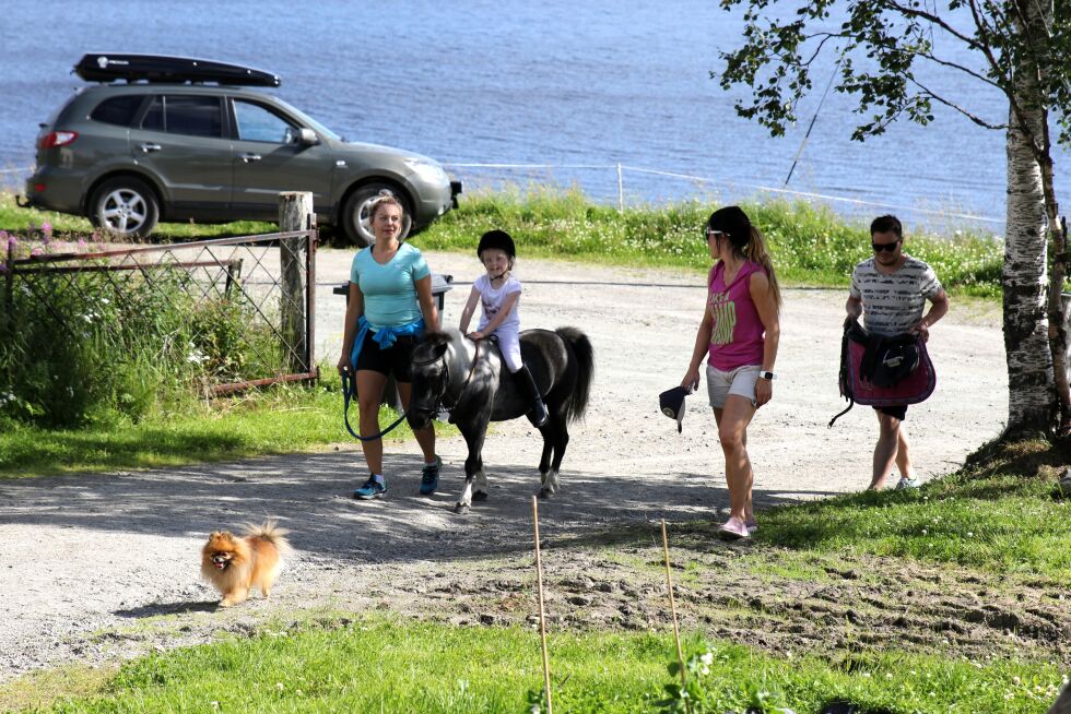 Å ta seg en tur på hesteryggen er både gøy og spennende. Samtidig som barna får oppleve mestring, er de ute i aktivitet.
 Foto: Silje L. Kvammen