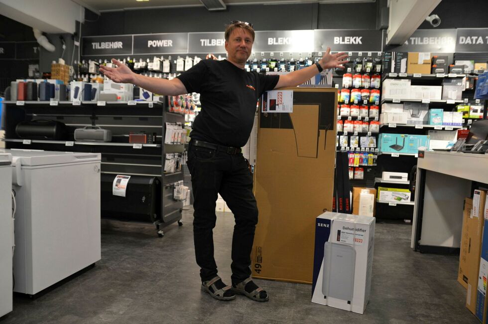 Lasse Johansen forteller at de er helt ribbet for kjølende elektronikk. En luftfukter er alt som står igjen.
 Foto: Roger Albrigtsen