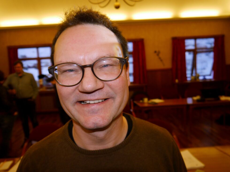 Kommunestyrerepresentant Jan Olsen (SV) i Nordkapp mener at flere forhold tilsier at løyvet for å avkreve avgift på Nordkapp bør trekkes tilbake.
 Foto: Geir Johansen