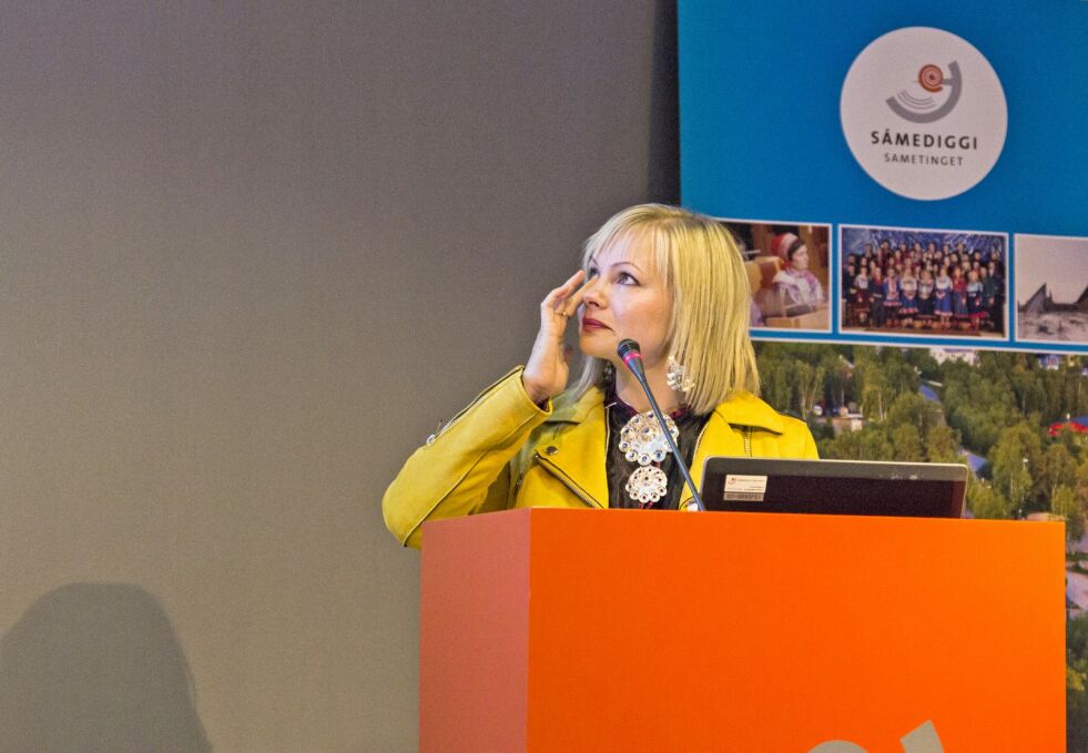Det var et sterkt og følelsesladet foredrag som ble holdt av Máret Ánne Sara. Hun snakket om formålet og bakgrunnen for kunstprosjektet Pile o´Sápmi.
 Foto: June Helén Bjørnback