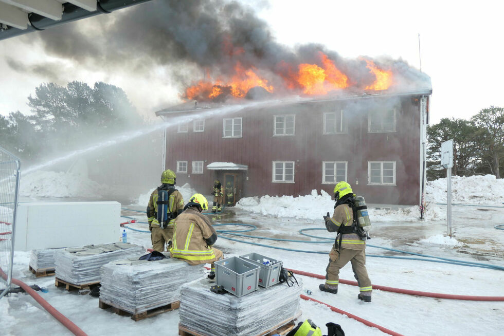Alle mann­ska­per måt­te inn­om bygg­et og sluk­ke bran­ner som en del av røyk­dyk­ker­tren­ing­en, inn­til flam­me­ne spred­te seg for al­vor.
 Foto: Stein Torger Svala