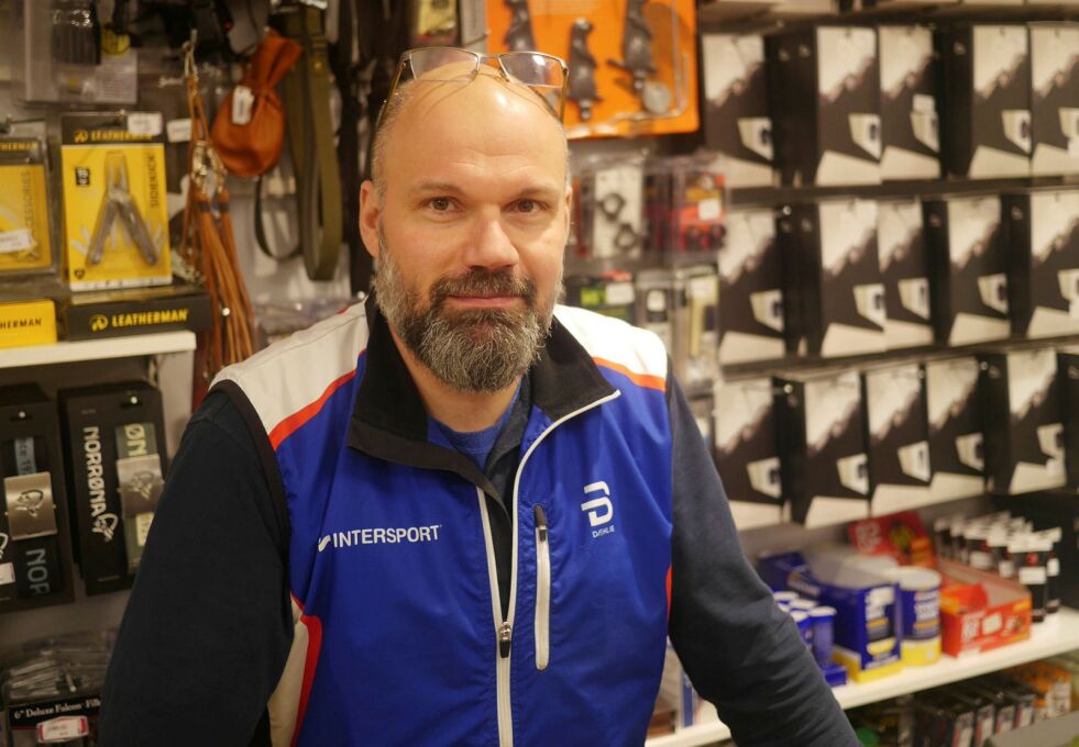Daglig leder for G-Sport Honningsvåg AS, Frank Roy Nilsen, sier at han leder en butikk som er lokalt eid, og at kundene ikke vil merke noen endringer i driften etter at storkonsernet Gresvig gikk konkurs sist mandag. Foto: Geir Johansen