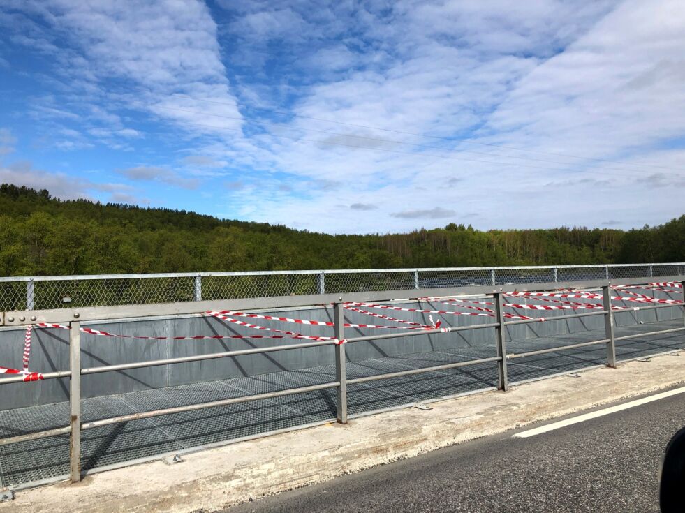 Statens vegvesen måtte sette opp nye plastbånd over den avsperra gangbrua på brua over Neidenelva.
 Foto: Birgitte Wisur Olsen