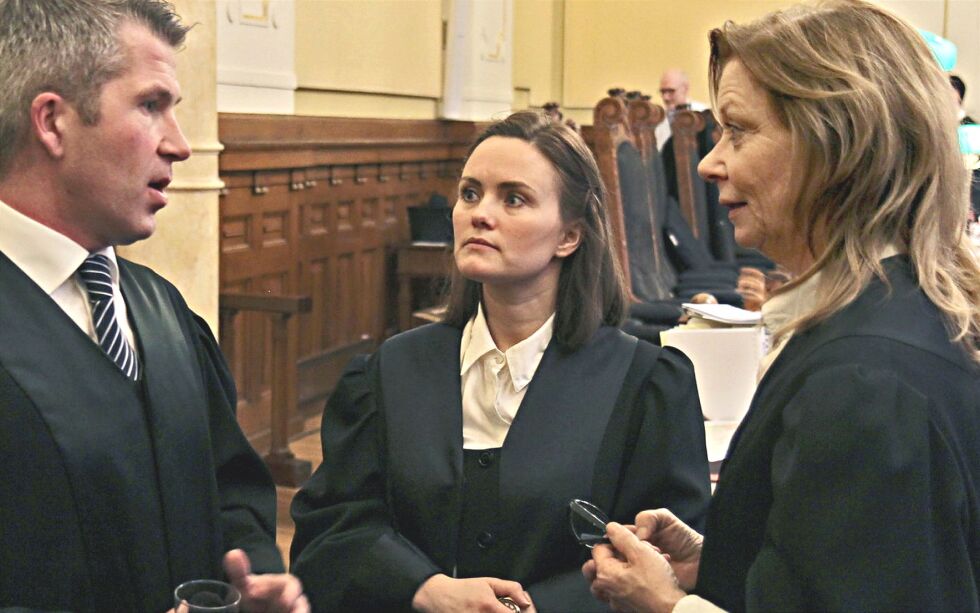 Anja Jonassen, i midten, krever avklaring fra regjeringa. Bildet er fra en tidligere rettssak i Høyesterett, her sammen med Kristoffer Dons Brøndbo og Kristin Bjella.
 Foto: Torbjørn Ittelin