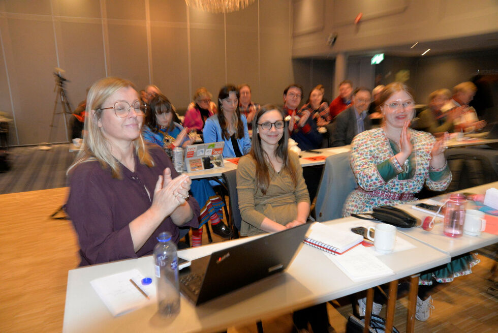 Fransisca Kappfjell Herbst (i midten) ble valgt med langvarig applaus som fortsatt leder i samepolitisk råd. Til venstre partisekretær Kjersti Stenseng og til høyre Maren Gåre Bakkevoll.
 Foto: Steinar Solaas