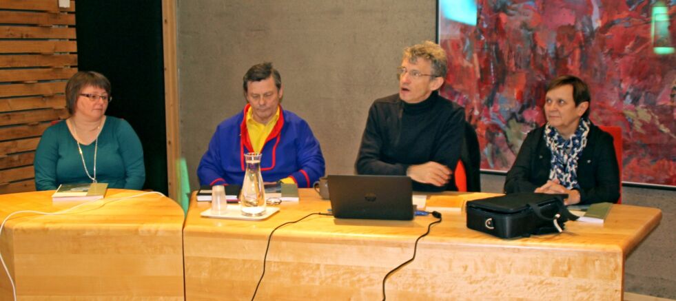 Finnmarkskommisjonen bestående av Veronica Andersen (fra venstre), Ole Henrik Magga, Jon Gauslaa og Hilde Heggelund konkluderte i 2015 med at området Gulgofjord-området tilhører Finnmarkseiendommen (FeFo) så lenge det ikke er fastboende i området.
 Foto: Torbjørn Ittelin