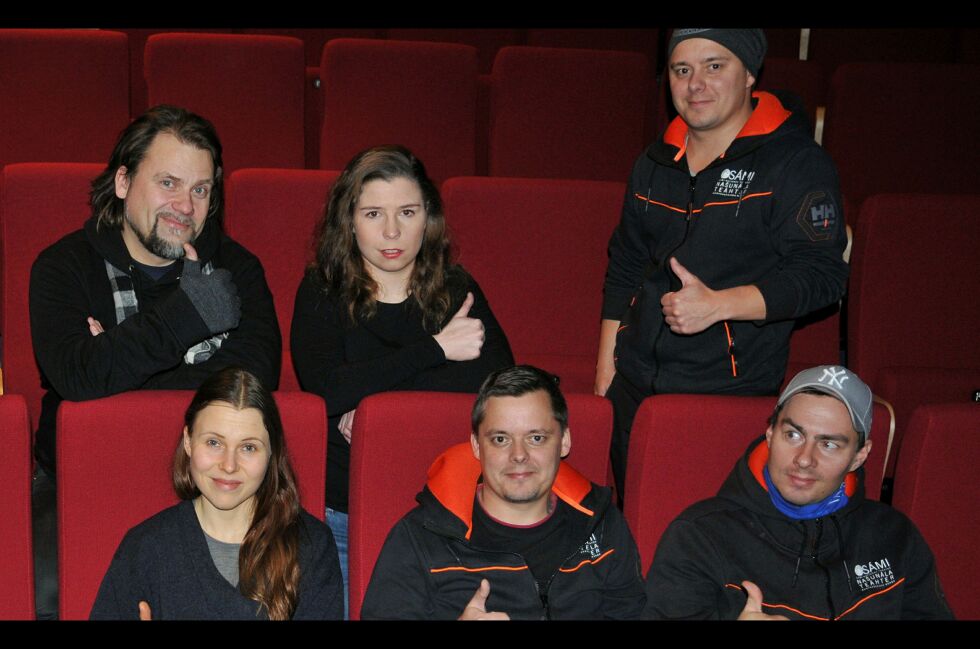 Ole Thomas D. Nilut, i midten av bildet, skal sammen med de andre teknikerne, blant annet tvillingbror Jan Cato og Bernt Roger Somby, få større roller på scena under forestillingen «Olbmot» med teatret Beaivváš.  – Vi skal være vanlig folk, rasister og ikke-rasister, forteller Ole Thomas D. Nilut. Arkivfoto: Rita Heitmann