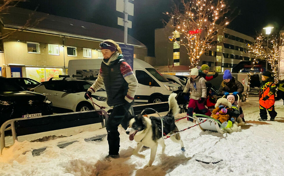 Guro Krempig fra Villmarksbarna, ledet hannhunden Qaanaaq som dro sleden med unger. Et populært tilbud i folkehavet.
 Foto: Nina Gudrun Karisaari