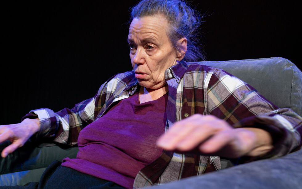 Teatret Beaivváš setter opp stykket om stygge Jo Blank, selvhat og ensomhet. Blikk fra andre påvirker hennes selvoppfatning. Skuespiller er Anitta Suikkari.
 Foto: Pressefoto