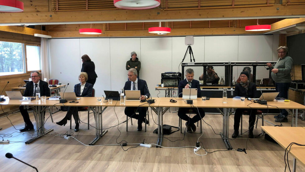 Utmarksdomstolen, fra venstre Charles Hansen, Marit Nervik, rettens leder Nils Asbjørn Engstad, Benny Solheim og Kjersti Schanche, har nå avsagt sin dom i striden mellom FeFo og familien Eriksen/Eira og familien Rønbeck.
 Foto: Stein Torger Svala
