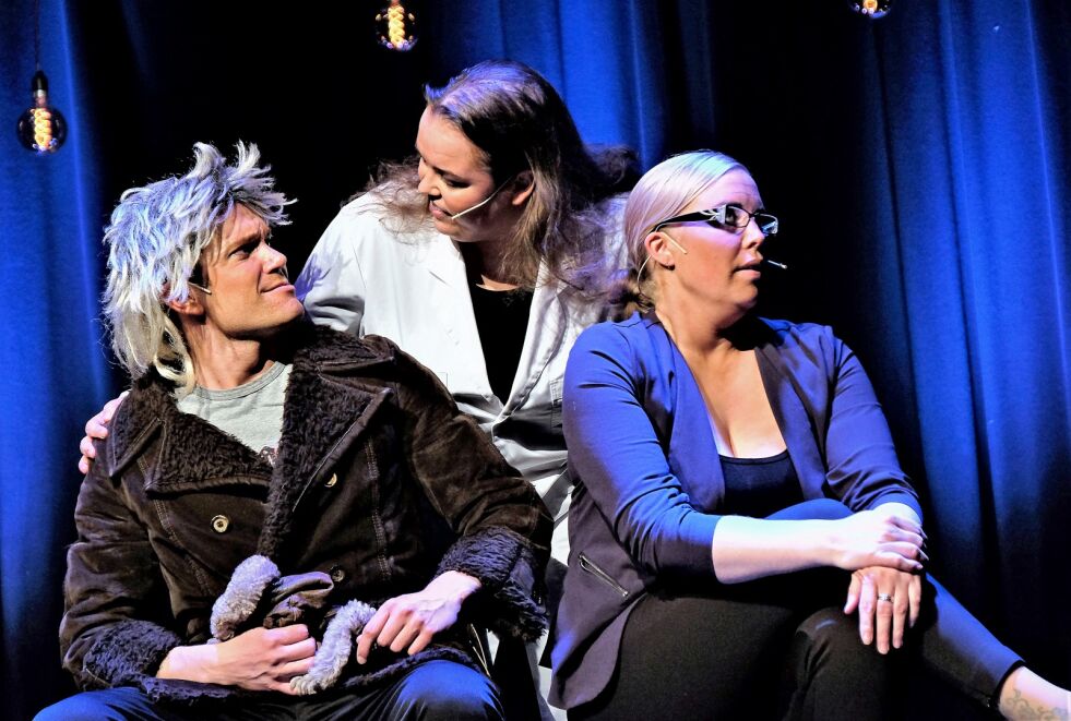 Kven-sex, et nummer på kanten med Johannes Ittelin-Brynildsen, Martine Kandola og Kariann Ittelin.
 Foto: Bjørn Hildonen