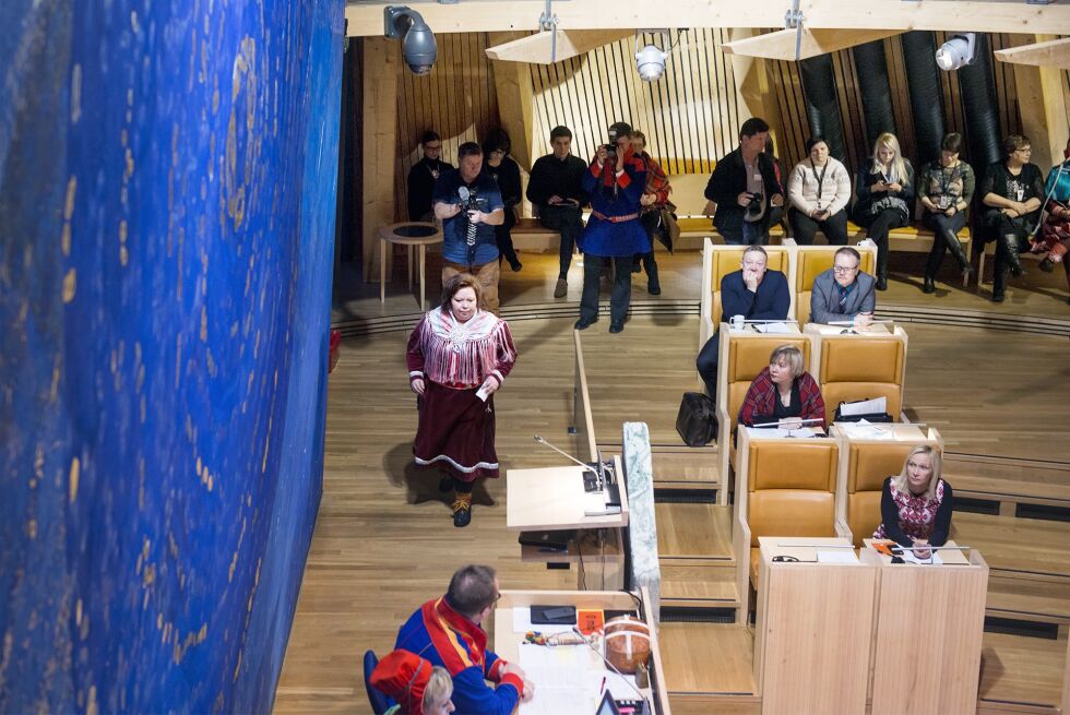 Vibeke Larsen trer opp på Sametingets talerstol for å lese det nye samtingsrådets tiltredelseserklæring.
 Foto: Frøydis Falch Urbye