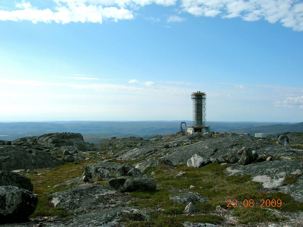 Fjellene mellom Bugøynes, Bugøyfjord og Brannsletta regnes som godt egna til vindpark, men det kan bli i konflikt med både Forsvaret, som har installasjoner som dette tårnet, og reindrifta.
Foto: Ivar W. Kaski