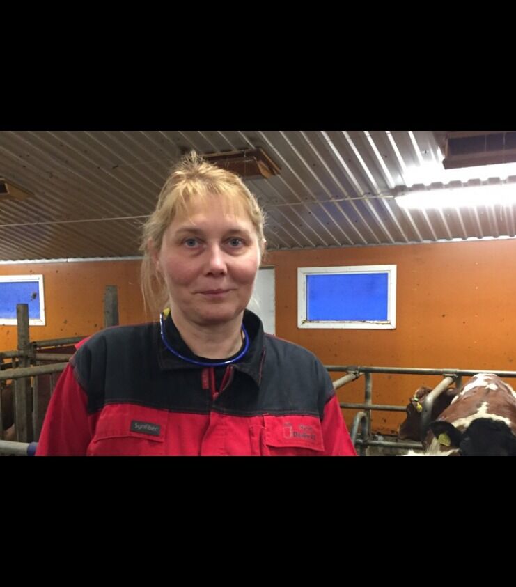 Leder i Tana bondelag, Mari Trosten, sier mange bønder har reagert på kommunens vedtak om å kutte ut skadefellingslaget. Nå håper hun kommunen snur.
 Foto: Privat