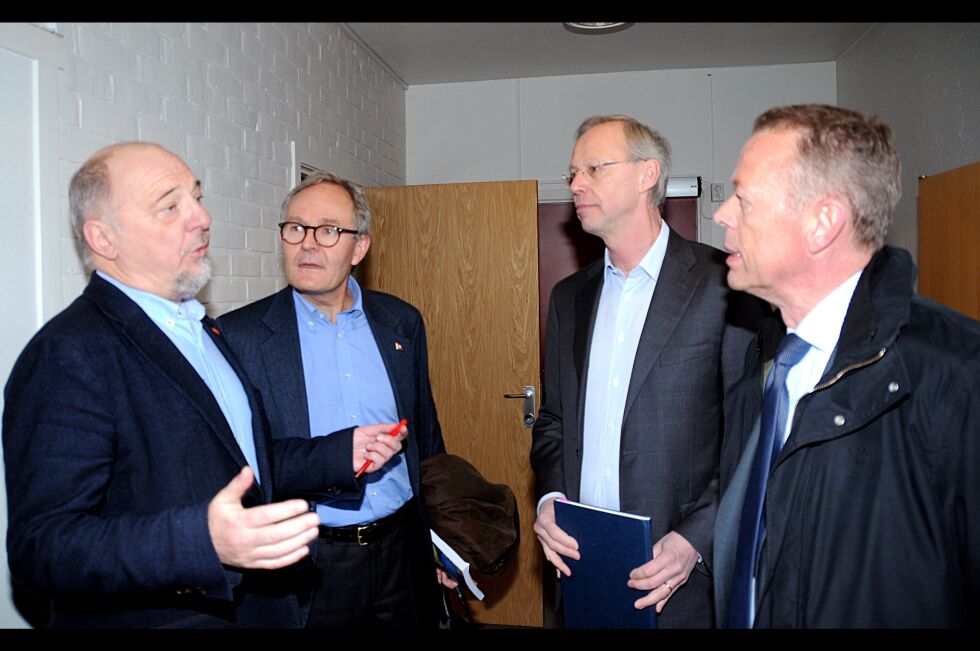 Rune Rafaelsen hilser her på Felix Tschudi, bostyrer Leif P. Madsen og Peter Steiness Larsen i Tschudigruppen.
 Foto: Hallgeir Henriksen