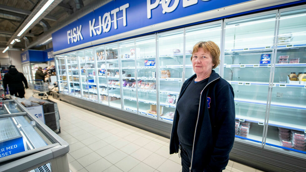 – Det er ikke noe gøy når slikt skjer, men når det først skjer så man ha evnen til å tenke positivt og ikke grave seg ned. For da blir ting bare enda verre. Man kan ikke gjøre noe med det som har skjedd, sier butikksjef på Rema 1000 Lakselv, Ann-Hege Pedersen.
 Foto: Cecilie Bergan Stuedal