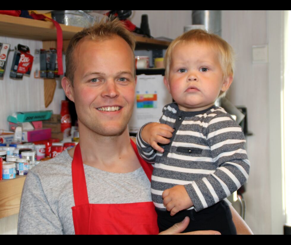Espen er forberedt på at det blir mye reising i den nye jobben, og mange døgn borte fra sønnen Theo på 1,5 år.
 Foto: Torbjørn Ittelin