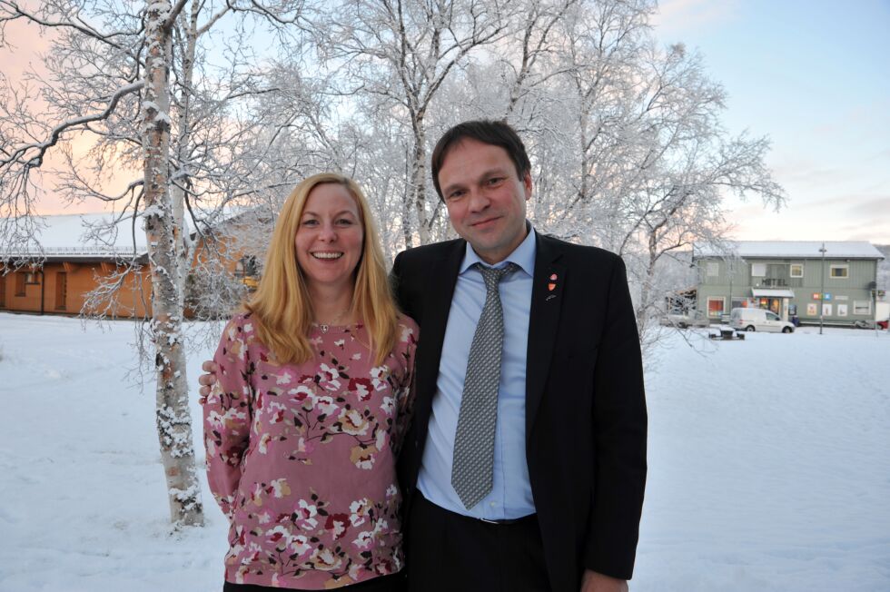 Liz Utsi er valgt til varaordfører i Tana og tar plass ved siden av ordfører Frank M. Ingilæ når kommunestyret settes i Tana kommune.
 Foto: Erik Brenli