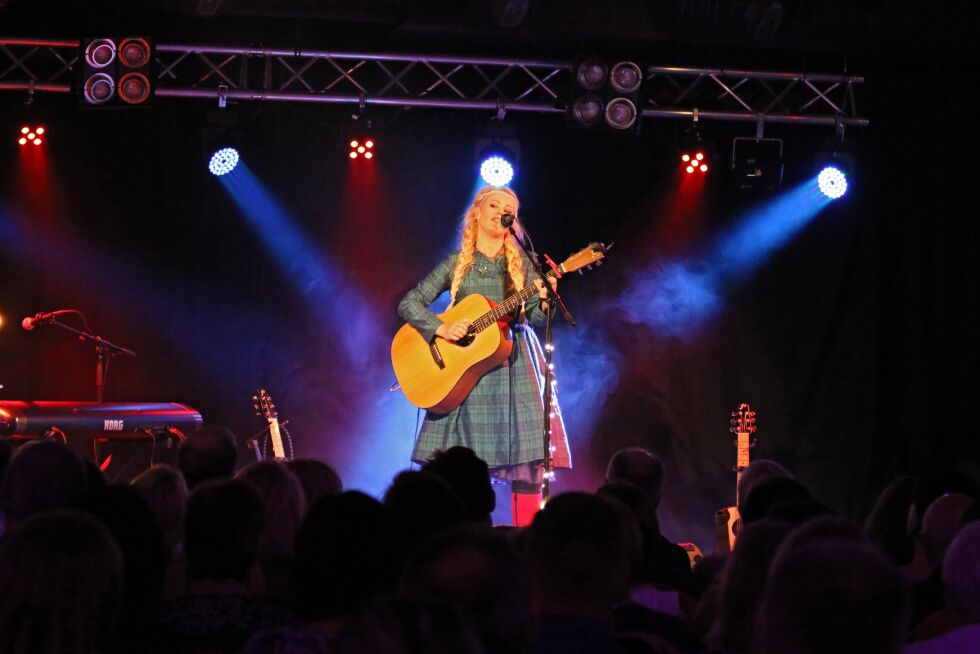 Wilhelmsen gjorde en meget god coverversjon av Mitchells kjente «Both Sides Now» og avrundet konserten med en egenprodusert låt.
 Foto: SIlje L. Kvammen