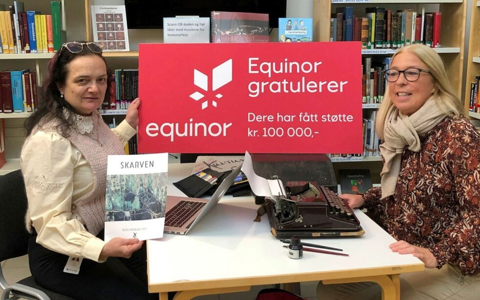 Leder i jubileumskomiteen til Nordnorsk forfatterlag, Sylvi Jane Husebye, mottar den symbolske sjekken fra kommunikasjonsleder ved Hammerfest LNG, Anne-Mette Fjærli. Nå arrangerer Nnf skrivekonkurranse for ungdom. Foto: Nordnorsk forfatterlag
 Foto: Nordnorsk forfatterlag