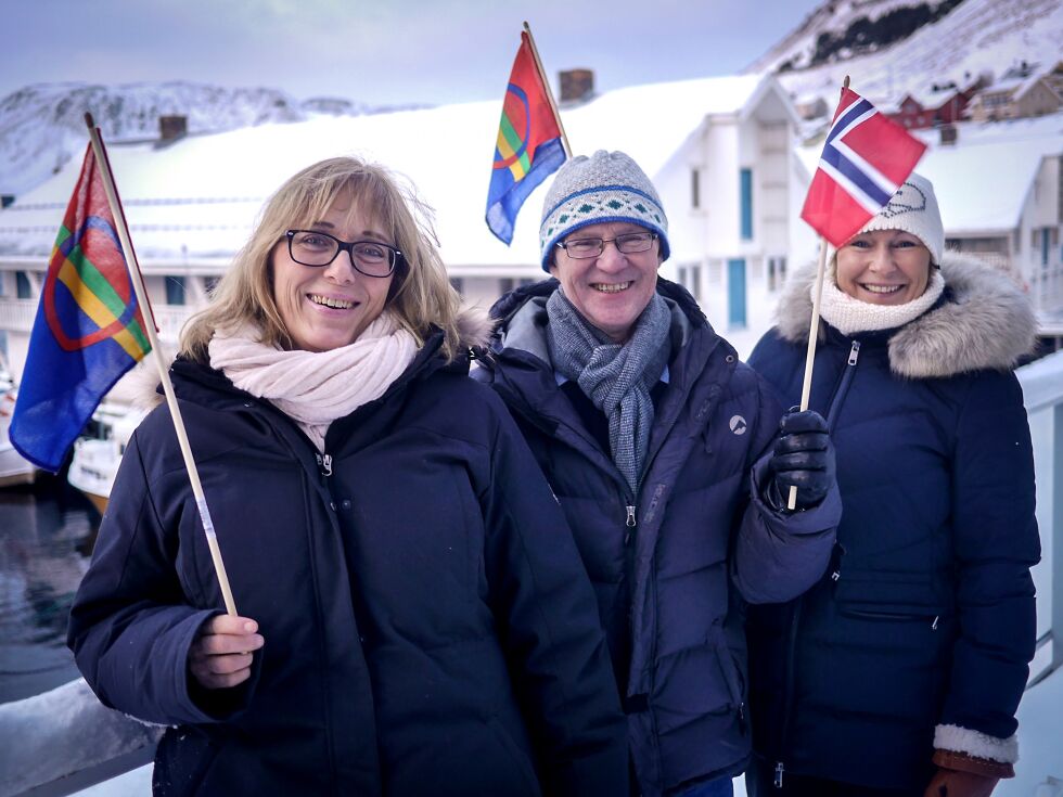 De gleder seg til å feire samefolkets dag i Nordkapp kino og kultursal og på Perleporten kulturhus onsdag. Fra venstre kinosjef Edelh Ingebrigtsen, Per Anders Bær og Birgit Lähdesmäki Johansen.
 Foto: Geir Johansen